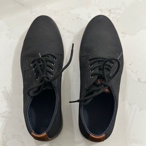 Men’s faux leather/canvas dress shoe